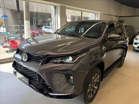 TOYOTA HILUX SW4 2.8 D-4D TURBO DIESEL SRX PLATINUM 7L 4X4 AUTOMÁTICO TOYOTA HILUX SW4 2.8 D-4D TURBO DIESEL SRX PLATINUM 7L 4X4 AUTOMÁTICO